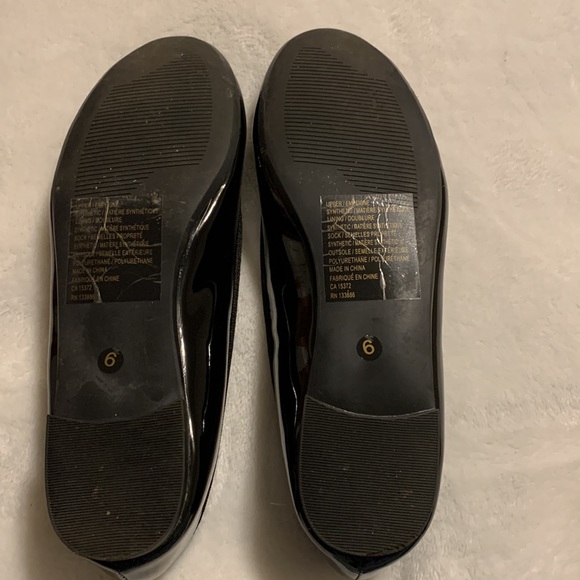 Joe Fresh flat synthetic shoes size 6 with small bow - Picture 2 of 4